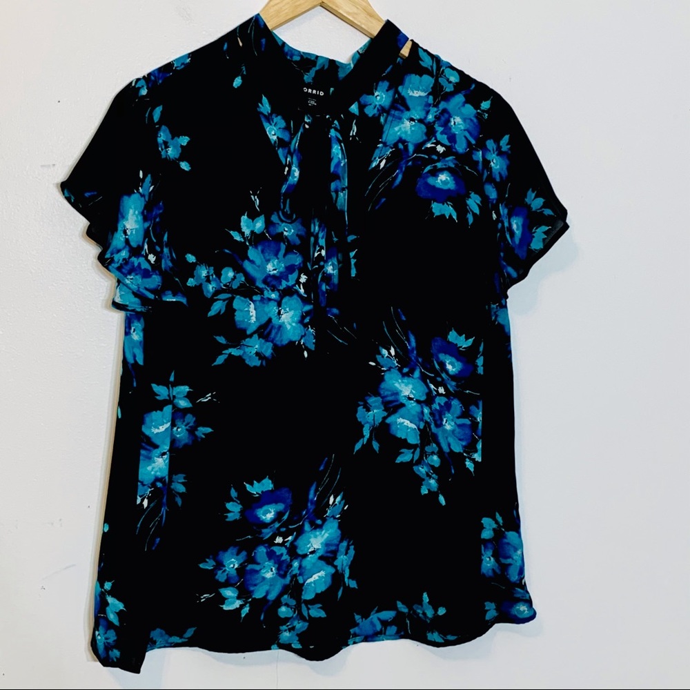 EUC Torrid‎ black/blue floral tie neckline blouse